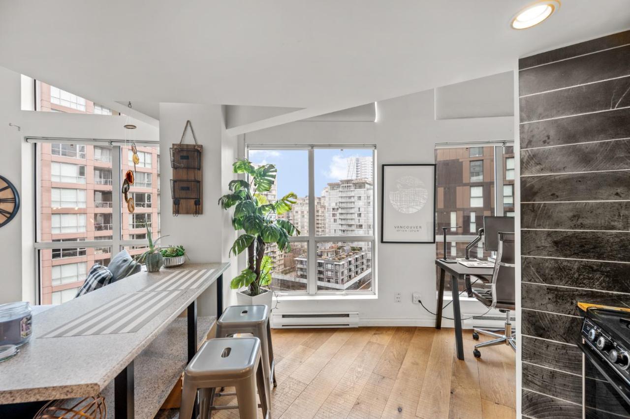 Apartamento Rare Find Loft With Full Kitchen At Heart Of Downtown Vancouver Exterior foto