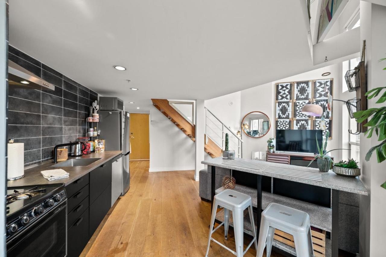 Apartamento Rare Find Loft With Full Kitchen At Heart Of Downtown Vancouver Exterior foto