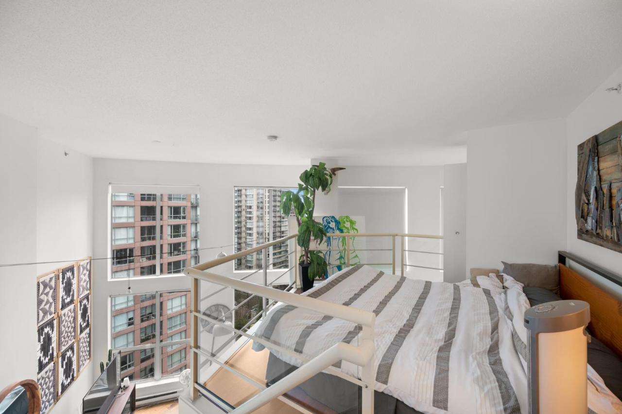 Apartamento Rare Find Loft With Full Kitchen At Heart Of Downtown Vancouver Exterior foto