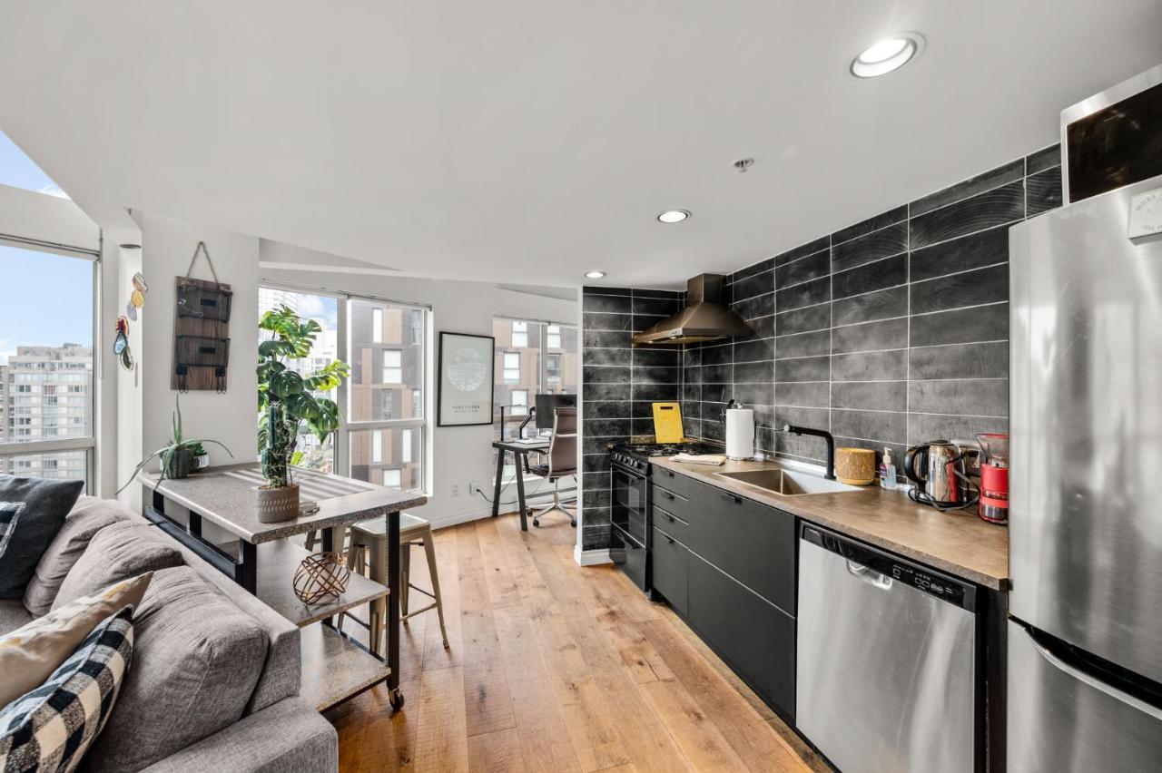 Apartamento Rare Find Loft With Full Kitchen At Heart Of Downtown Vancouver Exterior foto